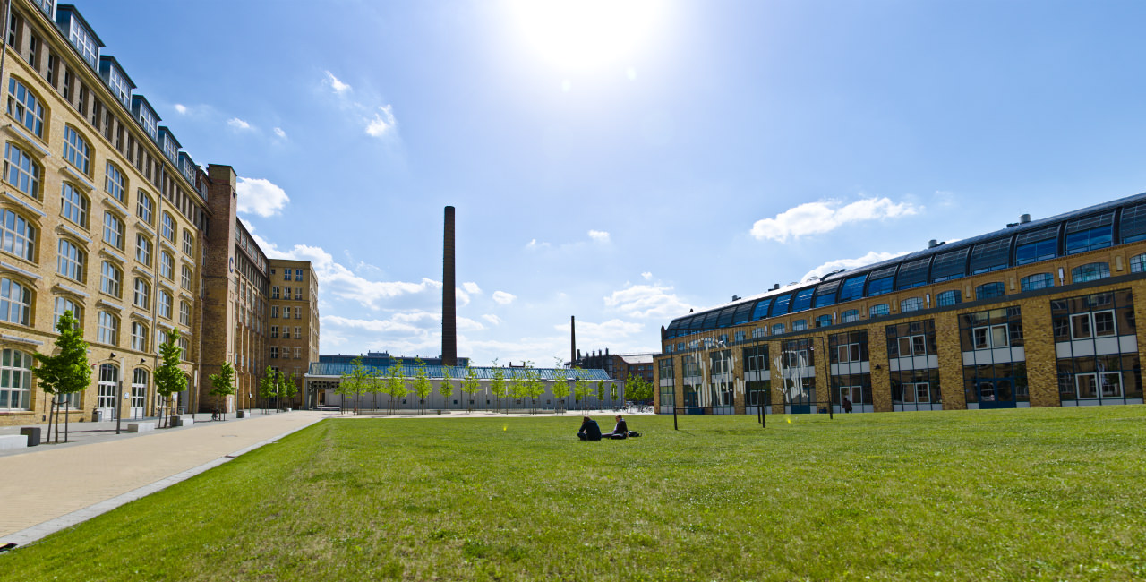 Innenhof auf dem Campus Wilhelminenhof, im Vordergrund zwei Studierende