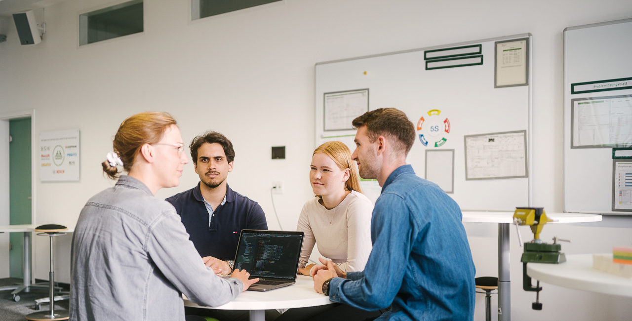 Studierende mit Laptop bei einer Besprechung © HTW Berlin/Alexander Rentsch Studierende mit Laptop bei einer Besprechung