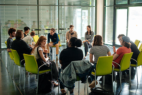 Menschen sitzen in einem Stuhlkreis in Gebäude H © HTW Berlin Informatiktag/Alena Wilhelm