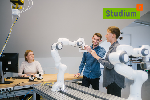 Studierende an einem Roboter Studierende an einem Roboter © HTW Berlin/Alexander Rentsch